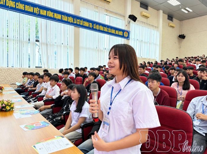 Sinh viên Trường Cao đẳng Điện Biên tham gia trò chơi nhận diện thông tin thật, giả do báo cao viên Phòng An ninh mạng và phòng, chống tội phạm sử dụng công nghệ cao đưa ra.