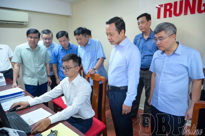 Bí thư Tỉnh ủy Trần Tiến Dũng cùng các đồng chí trong đoàn công tác kiểm tra tại Trung tâm Phục vụ hành chính công xã Núa Ngam.