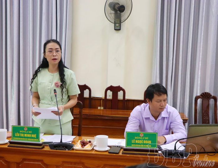 Thành viên Đoàn kiểm tra trao đổi về việc thực hiện phong trào của Hội Nông dân tỉnh Điện Biên.