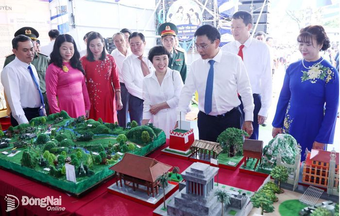 Ủy viên Trung ương Đảng, Phó Thủ tướng Chính phủ Nguyễn Văn Thắng (thứ 3, từ phải sang) và Ủy viên Trung ương Đảng, Bí thư Thành ủy, Trưởng đoàn Đại biểu Quốc hội thành phố Đồng Nai Vũ Hồng Văn (thứ 2, từ phải sang) tham quan không gian đổi mới sáng tạo tại Trường THCS Hùng Vương (phường Trảng Bom).