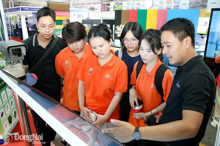 Các bạn trẻ tham quan, trải nghiệm gian hàng công nghệ số tại Ngày hội Techfest Dong Nai 2025. Ảnh: Hải Quân