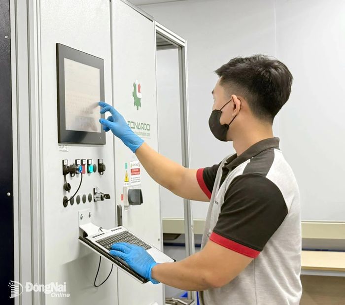 Hoạt động ứng dụng công nghệ vào vận hành sản xuất tại Công ty TNHH Action Composites Hightech Industries ở Khu công nghiệp Nhơn Trạch 3. Ảnh: Hải Quân