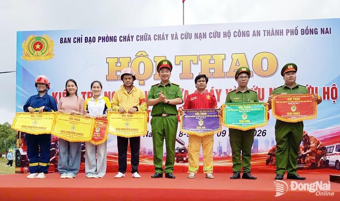 Ban tổ chức trao giải cho các đội đạt thành tích cao tại Hội thao.