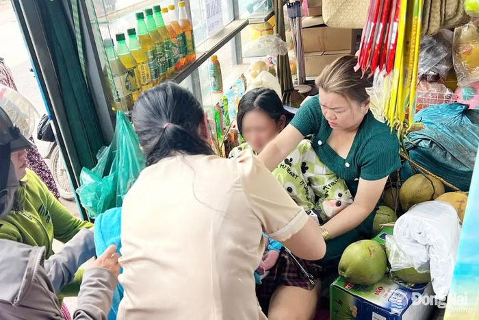 Nhân viên Trạm Y tế xã Tân An kịp thời có mặt hỗ trợ sản phụ sinh con rớt tại tiệm tạp hóa. Ảnh: TYT