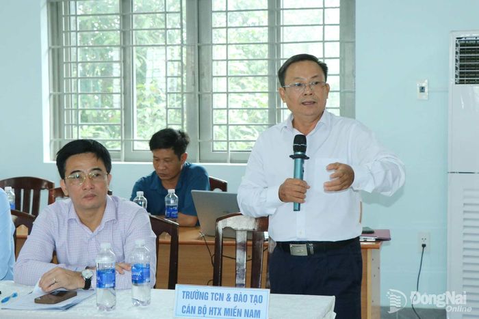 Hiệu trưởng Trường trung cấp nghề và đào tạo cán bộ hợp tác xã miền Nam Huỳnh Lam Phương trao đổi những kinh nghiệm chung về phát triển hợp tác xã. Ảnh: Vương Thế