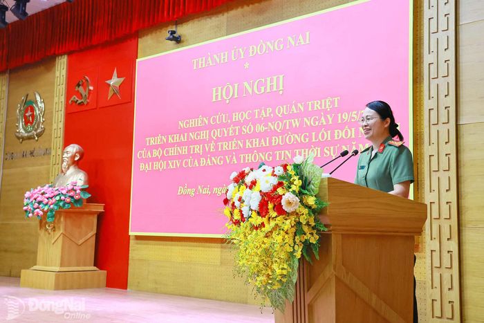 Đại diện Công an thành phố trao đổi nội dung trọng tâm liên quan đến công tác bảo vệ bí mật Nhà nước và bí mật công tác trong tình hình mới. Ảnh: Công Nghĩa