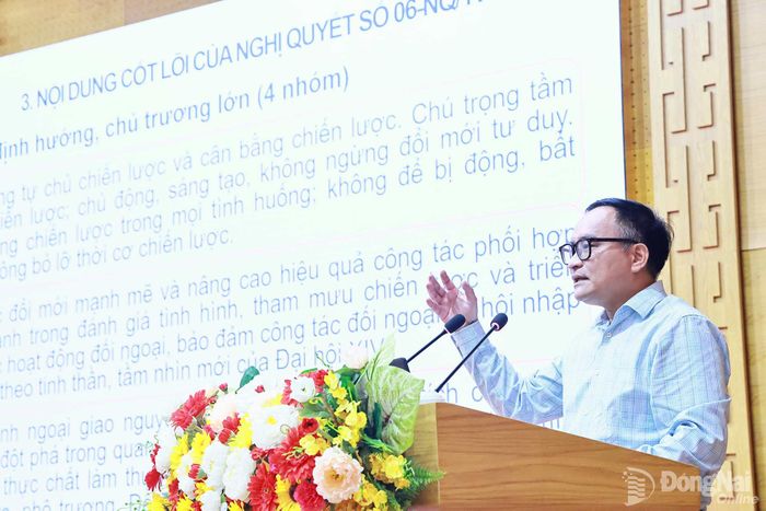 PGS.TS Lê Đình Tĩnh, Vụ trưởng Vụ Chính sách đối ngoại (Bộ Ngoại giao), báo cáo viên của Ban Tuyên giáo Trung ương, trình bày chuyên đề tại hội nghị. Ảnh: Công Nghĩa