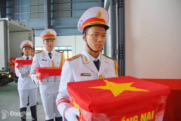 Quang cảnh bàn giao tại ga Quân sự, Cảng hàng không quốc tế Tân Sơn Nhất. Ảnh: Văn Chung