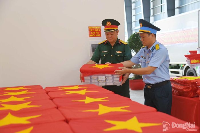 Đại diện Quân chủng Phòng không không quân - đơn vị vận chuyển các mẫu phẩm nhận bàn giao tại ga Quân sự, Cảng hàng không quốc tế Tân Sơn Nhất. Ảnh: Văn Chung