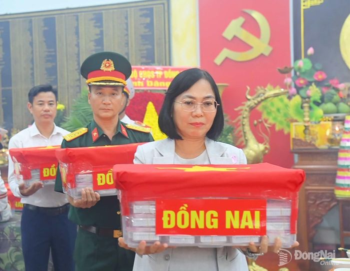 Thành ủy viên, Phó Chủ tịch UBND, Trưởng ban Chỉ đạo Tìm kiếm, quy tập và xác định danh tính hài cốt liệt sĩ thành phố Nguyễn Thị Hoàng và đại biểu trang trọng bàn giao các mẫu phẩm để giám định ADN. Ảnh: Văn Chung