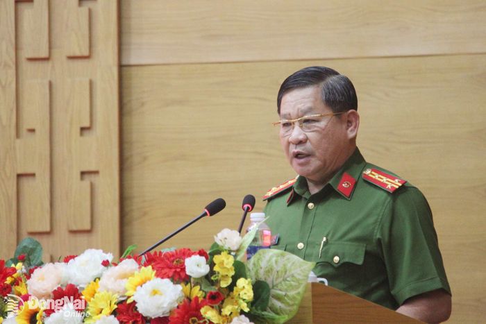Đại tá Lâm Văn Long, Phó Giám đốc Công an thành phố báo cáo kết quả thực hiện Nghị quyết số 57 tại hội nghị. Ảnh: Trần Danh