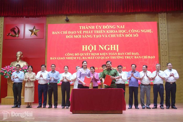 Các thành viên Ban Chỉ đạo chứng kiến ký kết bàn giao Cơ quan Thường trực Ban Chỉ đạo từ Văn phòng Thành ủy sang Công an thành phố. Ảnh: Trần Danh