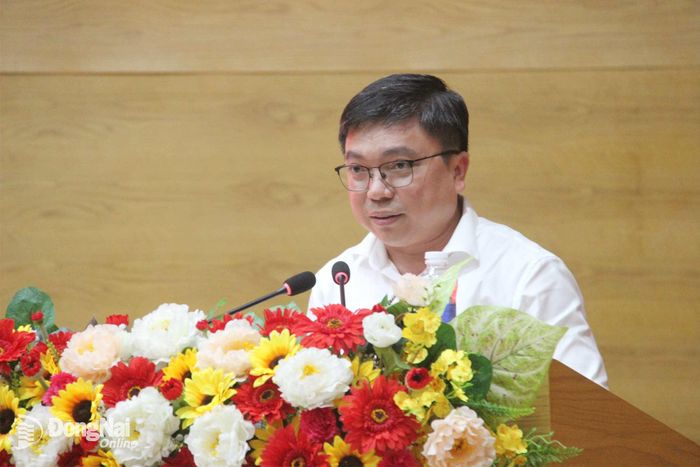 Thành ủy viên, Chánh Văn phòng Thành ủy Hoàng Thành Trung công bố Quyết định kiện toàn Ban Chỉ đạo. Ảnh: Trần Danh