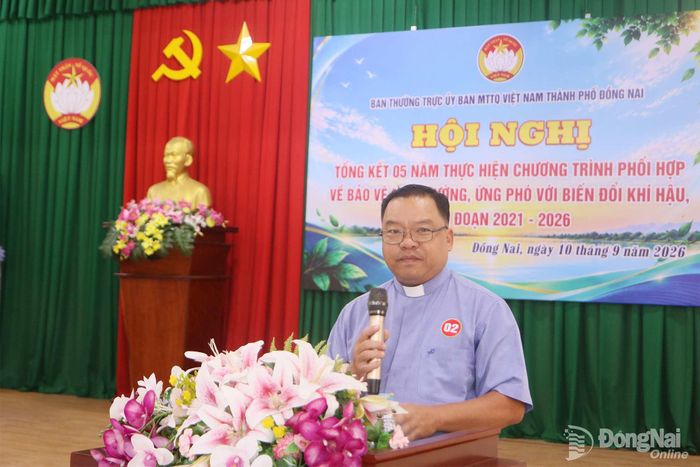 Linh mục Nguyễn Minh Chánh, Phó Chủ tịch Ủy ban Đoàn kết Công giáo Việt Nam thành phố trình bày tham luận tại hội nghị. Ảnh: Văn Truyên