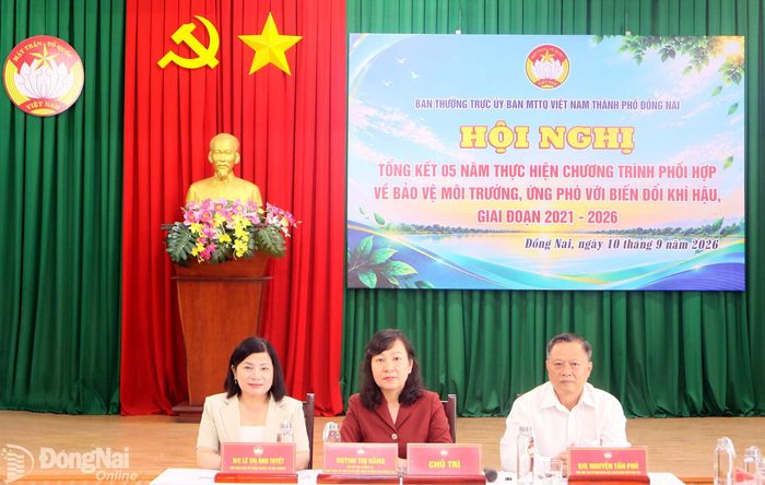 Các đồng chí: Huỳnh Thị Hằng, Phó Bí thư Thành ủy, Chủ tịch Ủy ban MTTQ Việt Nam thành phố; Nguyễn Tấn Phú, Phó Chủ tịch Ủy ban MTTQ Việt Nam thành phố; Lê Thị Ánh Tuyết, Phó Giám đốc Sở Nông nghiệp và Môi trường thành phố chủ trì hội nghị. Ảnh: Văn Truyên