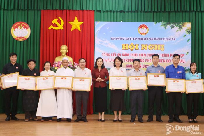  Phó Bí thư Thành ủy, Chủ tịch Ủy ban MTTQ Việt Nam thành phố Huỳnh Thị Hằng trao bằng khen của Ban Thường trực Ủy ban MTTQ Việt Nam thành phố cho các cá nhân, tập thể. Ảnh: Văn Truyên