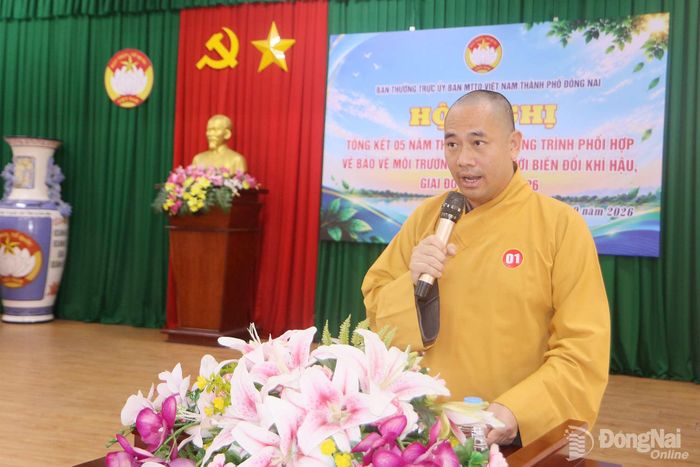 Đại đức Thích Đạt Ma Toàn Hạnh, Phó Trưởng ban Trị sự Giáo hội Phật giáo Việt Nam thành phố trình bày tham luận tại hội nghị. Ảnh: Văn Truyên