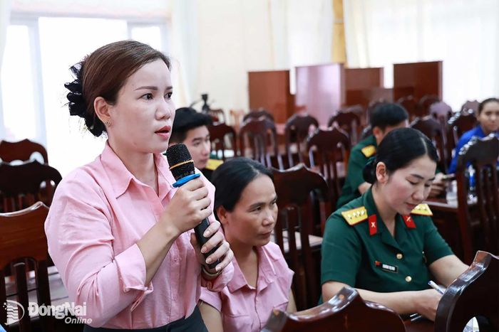 Đại diện người lao động phát biểu, đề xuất các giải pháp tháo gỡ khó khăn trong sản xuất, cải thiện điều kiện làm việc, ổn định đời sống.