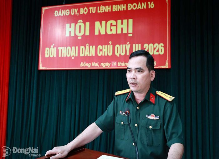 Đại tá Trịnh Phạm Hòa, Bí thư Đảng ủy, Phó tư lệnh Binh đoàn 16 phát biểu kết luận tại hội nghị đối thoại dân chủ quý III.