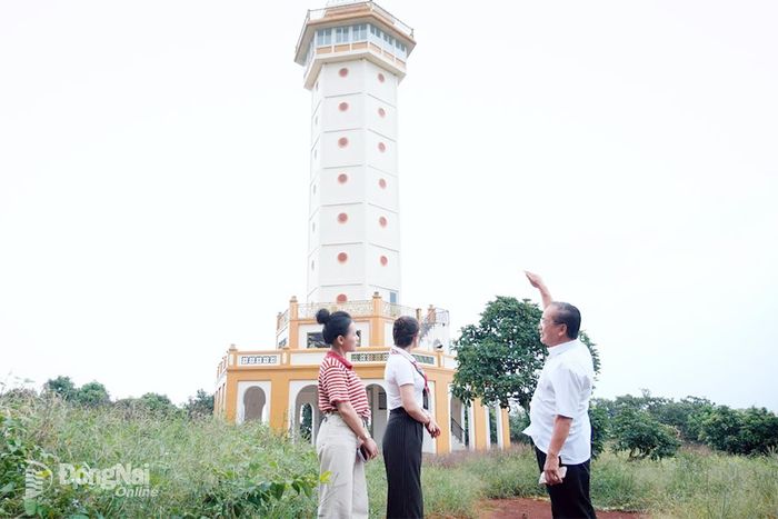 Tháp Sơn Đăng - điểm nhấn giữa thiên nhiên và những kỷ lục. Ảnh: Tiến Dũng