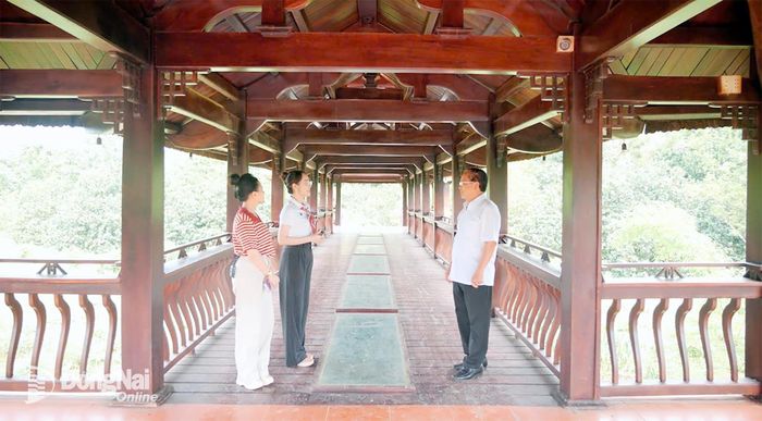 Cựu chiến binh Trần Văn Tấn chia sẻ với 2 MC và khán giả hiểu thêm về kiến trúc độc đáo của cầu Bình Phước. Ảnh: Tiến Dũng