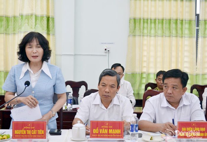 Thành ủy viên, Phó Chủ tịch UBND thành phố Nguyễn Thị Cát Tiên phát biểu tại buổi làm việc. Ảnh: Phương Hằng