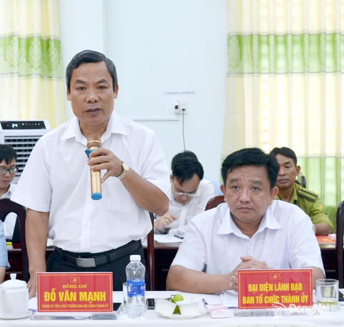 Thành ủy viên, Phó Trưởng ban Nội chính Thành ủy Đỗ Văn Mạnh phát biểu tại hội nghị. Ảnh: Phương Hằng