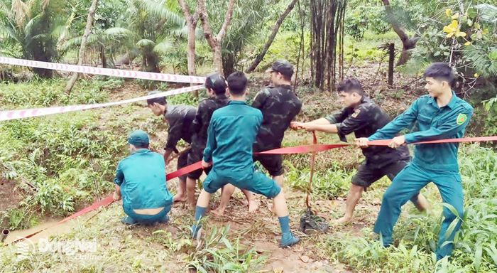 Khi phát hiện, Ban Chỉ huy Quân sự xã Bom Bo cho lực lượng giăng dây, đóng cọc đảm bảo an toàn. Ảnh: ĐVCC
