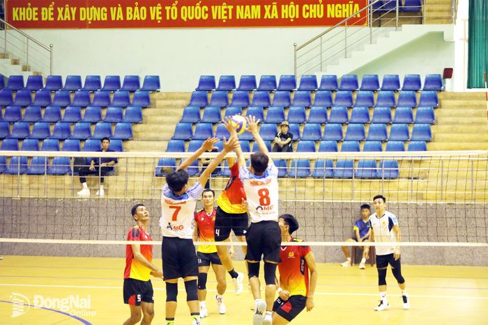 Một pha chắn bóng của phường Long Thành (áo trắng) trước Công an thành phố Đồng Nai trong trận chung kết nội dung nam. Ảnh: Huy Anh