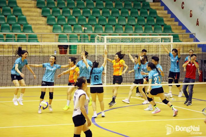 Các cô gái phường Tam Hiệp ăn mừng sau khi giành huy chương vàng nội dung nữ môn bóng chuyền Đại hội Thể dục thể thao thành phố Đồng Nai lần thứ I. Ảnh: Huy Anh
