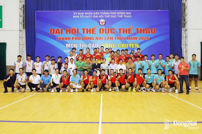 Ban Tổ chức, đại biểu cùng 4 đội bóng đạt thứ hạng cao nội dung nam môn bóng chuyền. Ảnh: Huy Anh