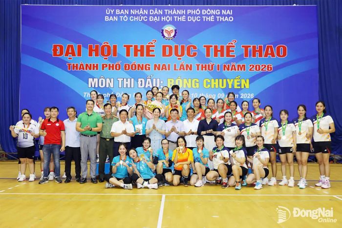 Ban Tổ chức, đại biểu cùng 4 đội bóng đạt thứ hạng cao nội dung nữ môn bóng chuyền. Ảnh: Huy Anh