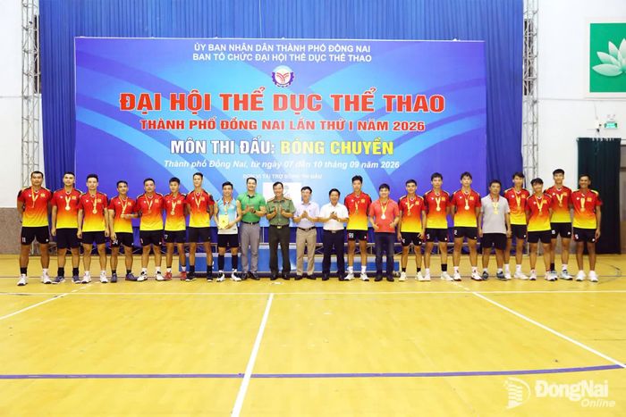 Ban Tổ chức, đại biểu trao huy chương vàng cho đội nam Công an thành phố Đồng Nai. Ảnh: Huy Anh