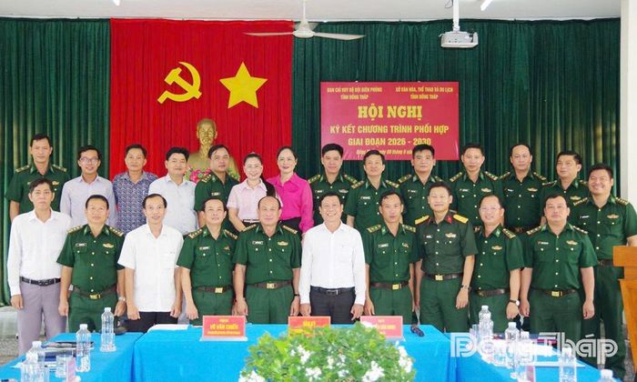 Đại biểu chụp ảnh lưu niệm.