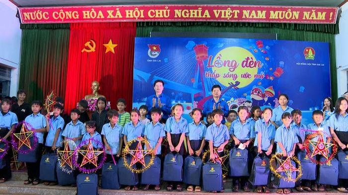  Những phần quà ý nghĩa được trao cho các em thiếu nhi. Ảnh: R'Piên 