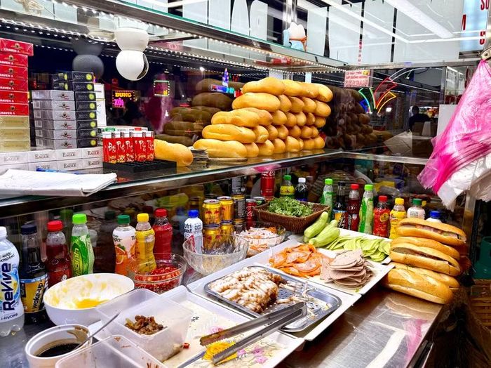  Chi cục ATVSTP tỉnh Gia Lai yêu cầu các cơ sở kinh doanh bánh mì kiểm soát nghiêm ngặt thời gian và nhiệt độ, thực hiện đúng “quy tắc 2 giờ” với patê và sốt bơ trứng để phòng ngừa nguy cơ ô nhiễm vi sinh vật. Ảnh: Mộc Trà 