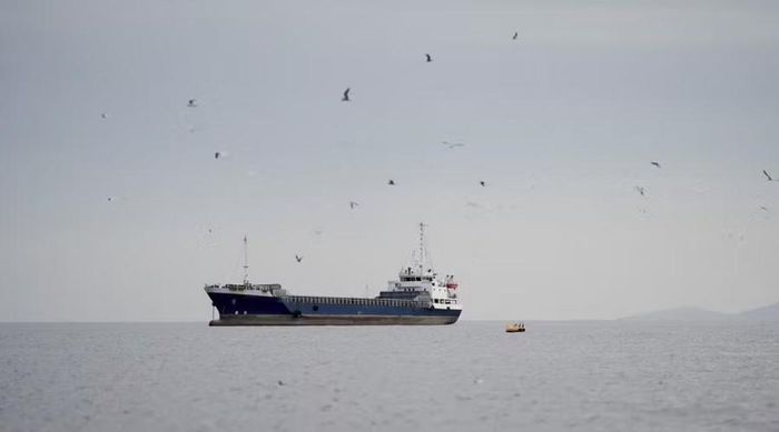  Một con tàu tại eo biển Hormuz, ngoài khơi tỉnh Musandam của Oman, ngày 12-4-2026. Ảnh: Reuters 