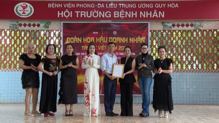  Đại diện Bệnh viện Phong - Da liễu Trung ương Quy Hòa trao thư cảm ơn Ban Tổ chức Cuộc thi Hoa hậu Doanh nhân tài sắc Việt Nam 2026. Ảnh: Thanh Sáng 