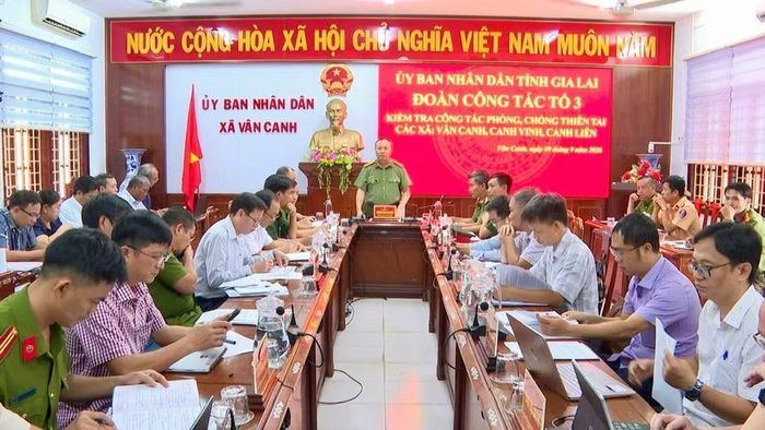 Quang cảnh buổi làm việc với 3 xã Vân Canh, Canh Vinh và Canh Liên. Ảnh: X.Đ