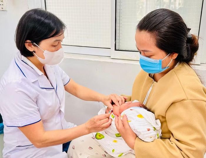  Trong thời gian chờ được cấp giấy phép mới, Trạm Y tế phường Pleiku vẫn tiếp tục triển khai các hoạt động được phép triển khai theo quy định. Ảnh: Như Nguyện 