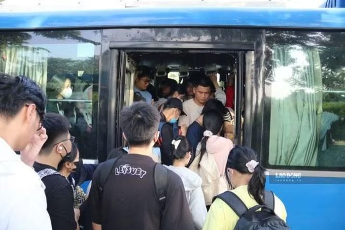  Bên trong xe buýt đông nghẹt, sinh viên làng Đại học chen nhau đến trường (ảnh chụp đầu năm học 2026-2027). Ảnh: Quỳnh Như/LĐO 