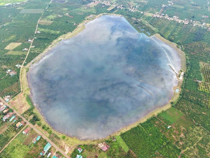 Nhìn từ trên cao, hồ Ia Mơ Nông gợi liên tưởng đến một miệng núi lửa cổ. Ảnh: Hoàng Ngọc
