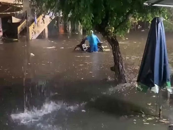  Mưa lớn cục bộ vào tối 9-9 gây ngập nhiều tuyến đường xung quanh chợ Đầm (phường Quy Nhơn). Ảnh: T.L 