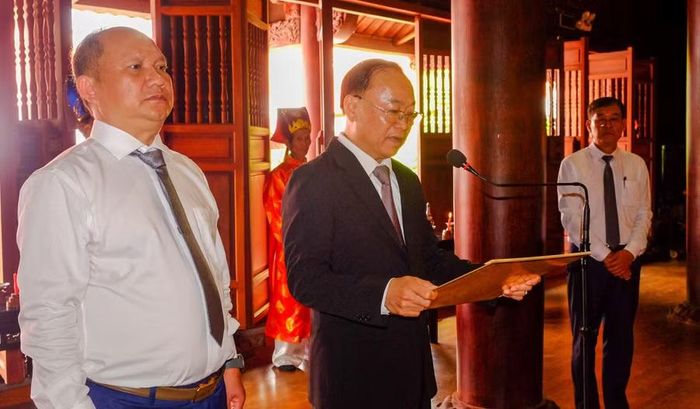Thay mặt lãnh đạo tỉnh, Bí thư Tỉnh ủy Thái Đại Ngọc đọc văn tế tại Lễ giỗ Hoàng đế Quang Trung, nguyện cầu quốc thái dân an, quê hương Gia Lai ngày càng phát triển. Ảnh: Ngọc Nhuận