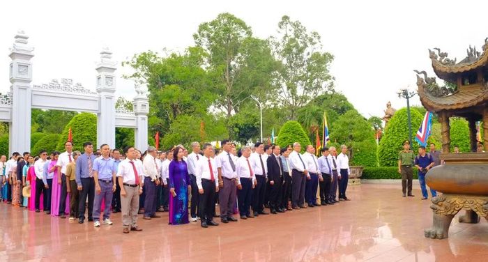 Các đại biểu, nhân dân, du khách dự Lễ giỗ Hoàng đế Quang Trung tại Bảo tàng Quang Trung. Ảnh: Ngọc Nhuận