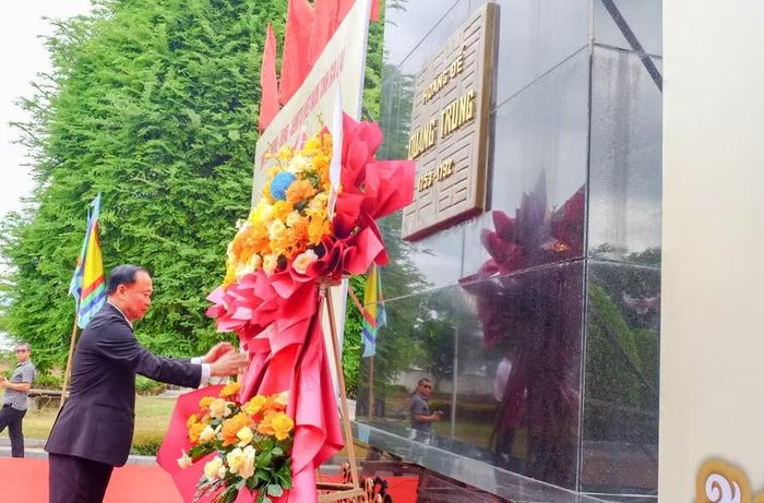 Bí thư Tỉnh ủy Thái Đại Ngọc dâng hoa Tượng đài Hoàng đế Quang Trung tại Bảo tàng Quang Trung. Ảnh: Ngọc Nhuận