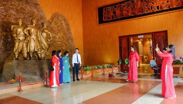 Từ ngày 9 đến ngày 10-9, Bảo tàng Quang Trung mở cửa phục vụ miễn phí khách tham quan dự lễ giỗ Hoàng đế Quang Trung. Ảnh: Ngọc Nhuận