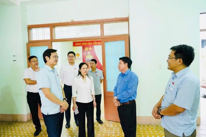  Đoàn giám sát khảo sát thực tế tại trụ sở Hội Chữ Thập đỏ TP Quy Nhơn (cũ) trên đường Lê Lợi, phường Quy Nhơn. Ảnh: N.H 