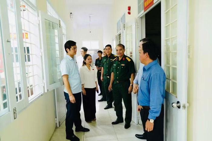  Đoàn giám sát khảo sát thực tế tại trụ sở Ban Chỉ huy Quân sự phường Quy Nhơn trên đường Đặng Văn Ngữ (phường Quy Nhơn). Ảnh: N.H 