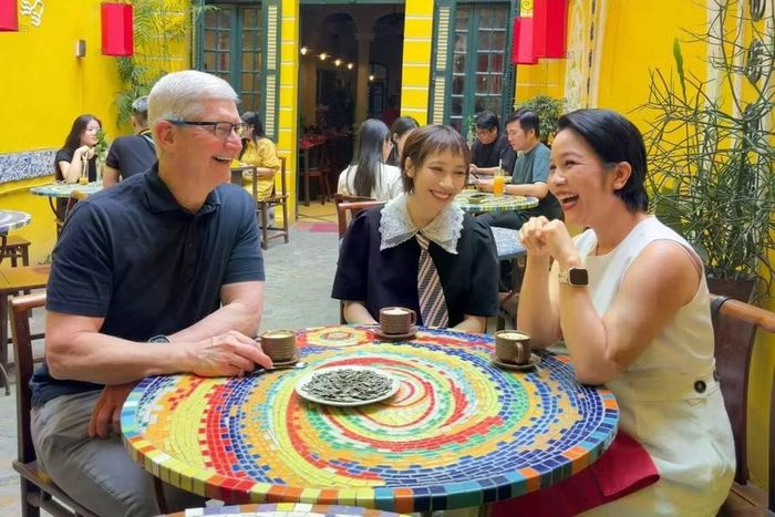  Tim Cook đăng ảnh uống cà phê trứng tại Hà Nội ngày 15-4-2024. Ảnh: Tim Cook/Znews 